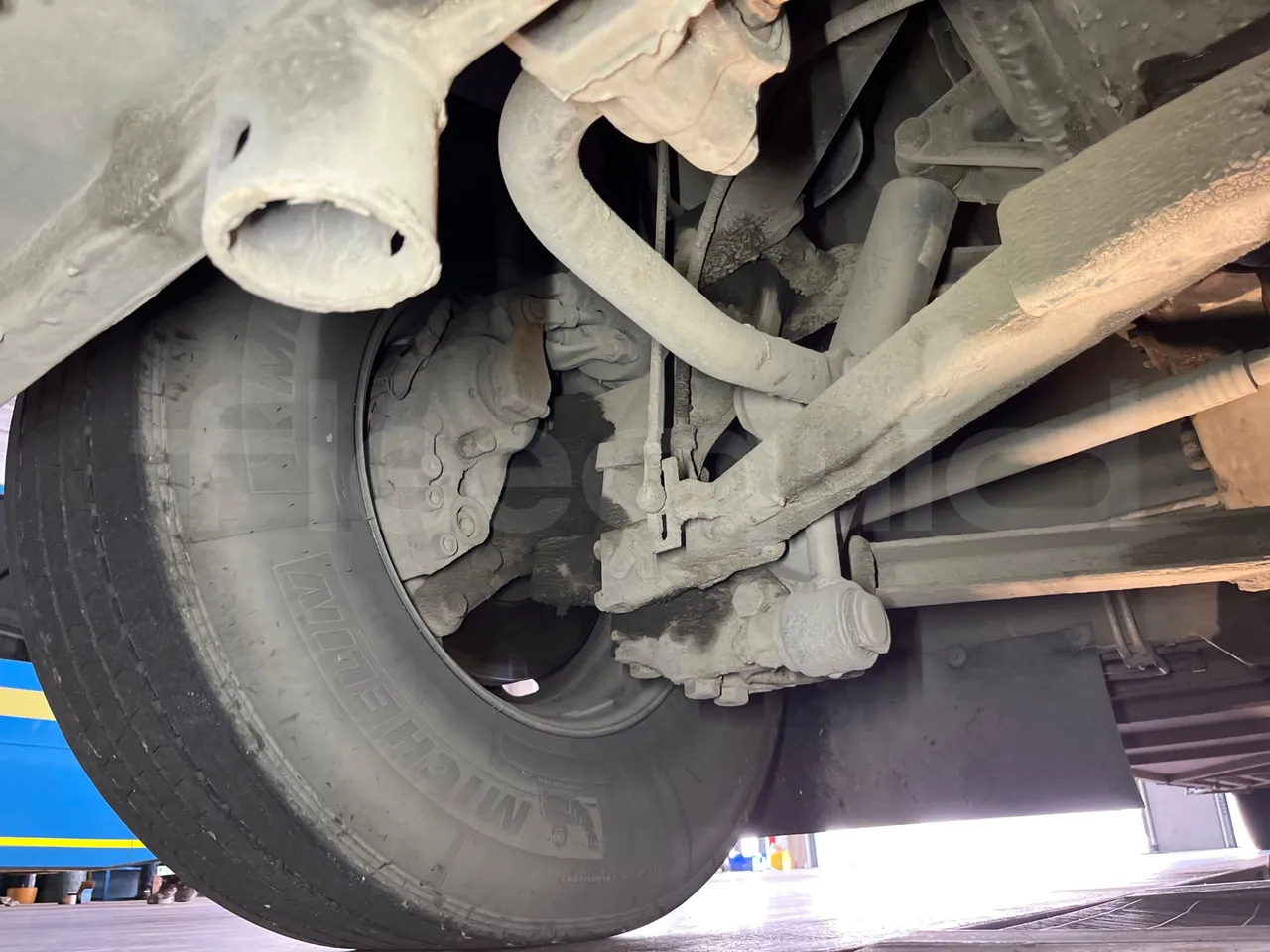 Setra S319 - front axle right side