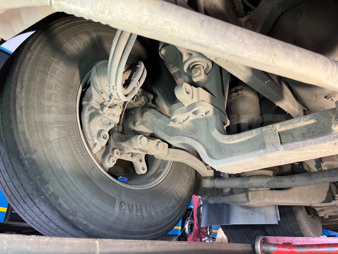 Setra S319 - axle 3 left side