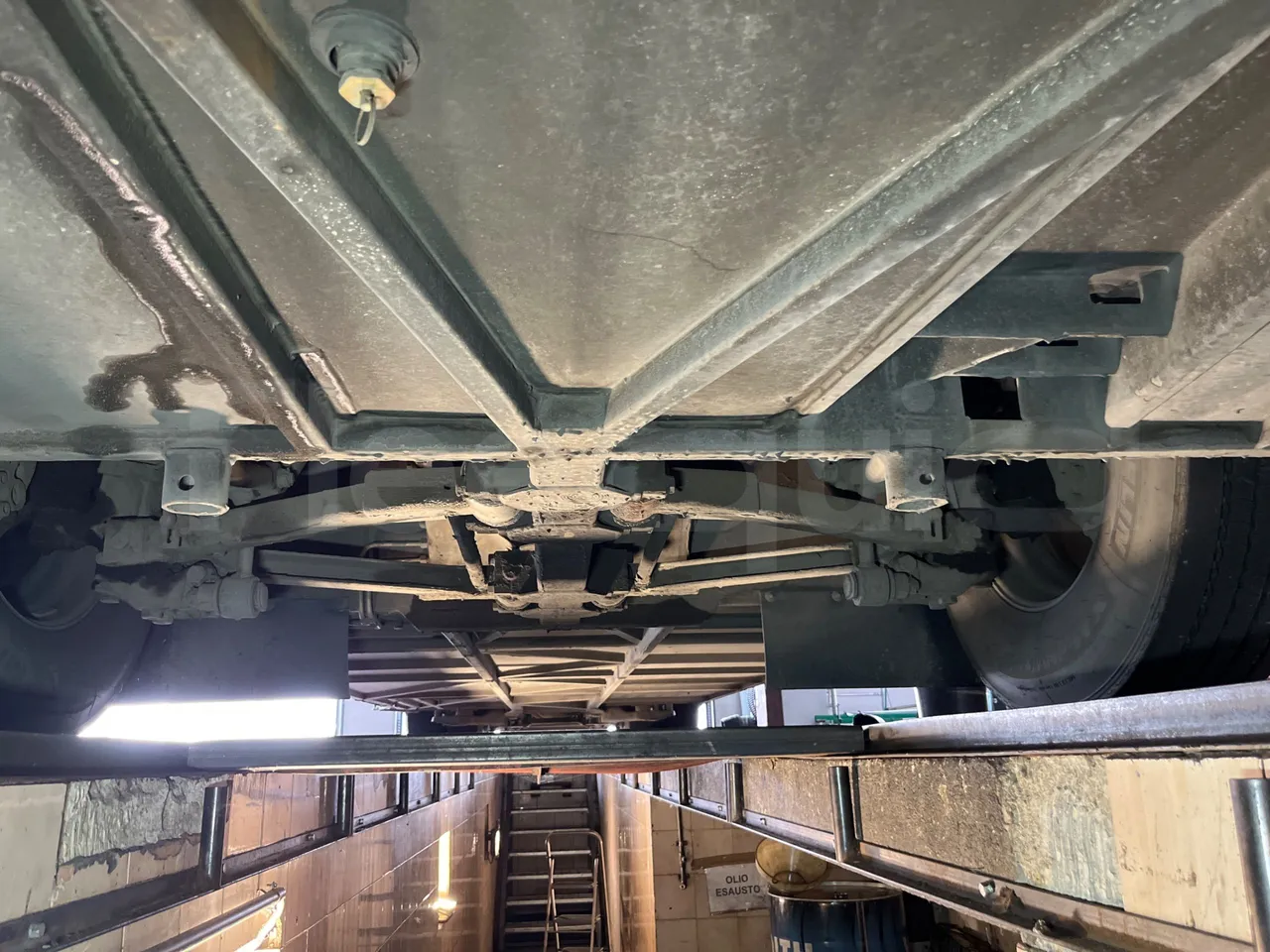 Setra S319 - front undercarriage from front