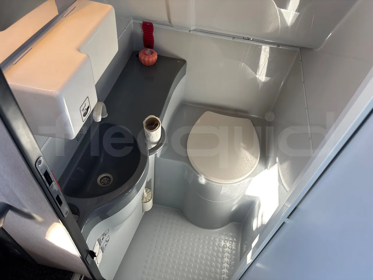 Mercedes-Benz Tourismo 632 02 -EURO5 - 315kw - 12.96 m - toilette accessories photo