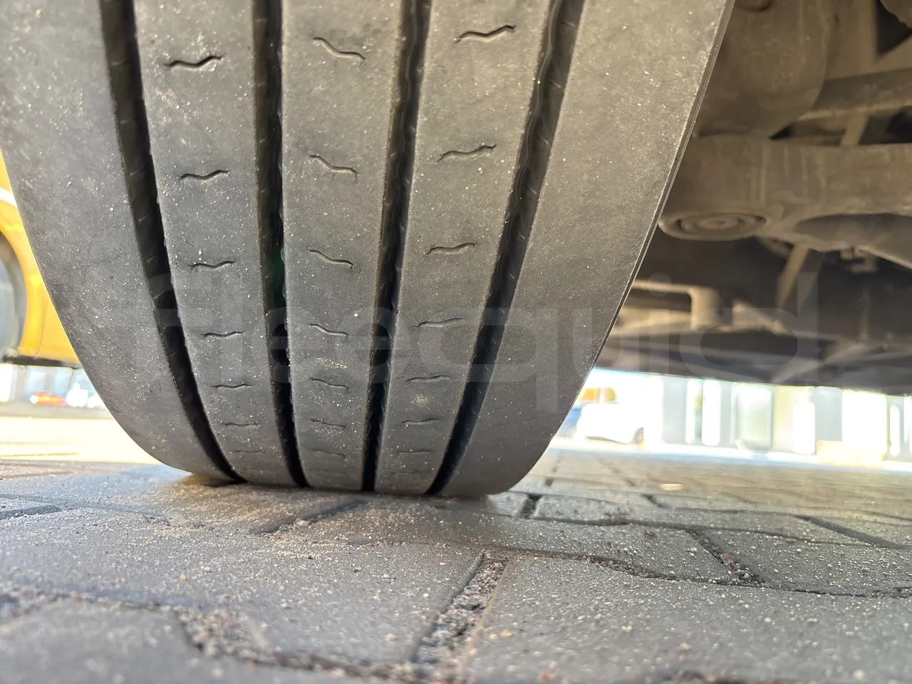 Mercedes-Benz Tourismo 632 02 -EURO5 - 315kw - 12.96 m - tread condition front tires left
