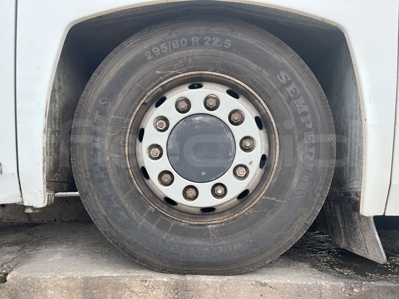 Iveco Irisbus France SFR115-362 - Euro3 - 266kW - 11.995mt - front left tire measurements