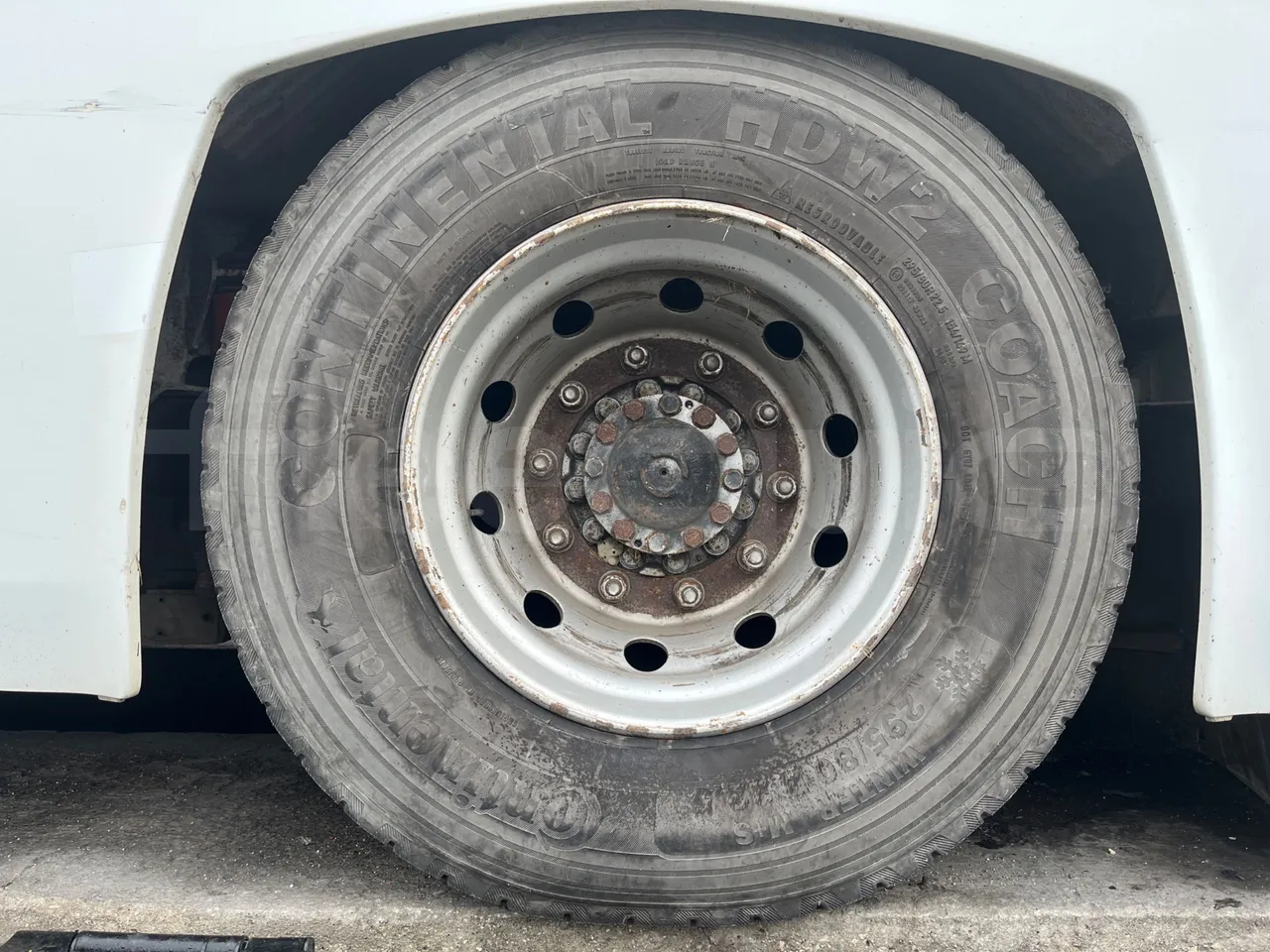 Iveco Irisbus France SFR115-362 - Euro3 - 266kW - 11.995mt - rear left tire photo