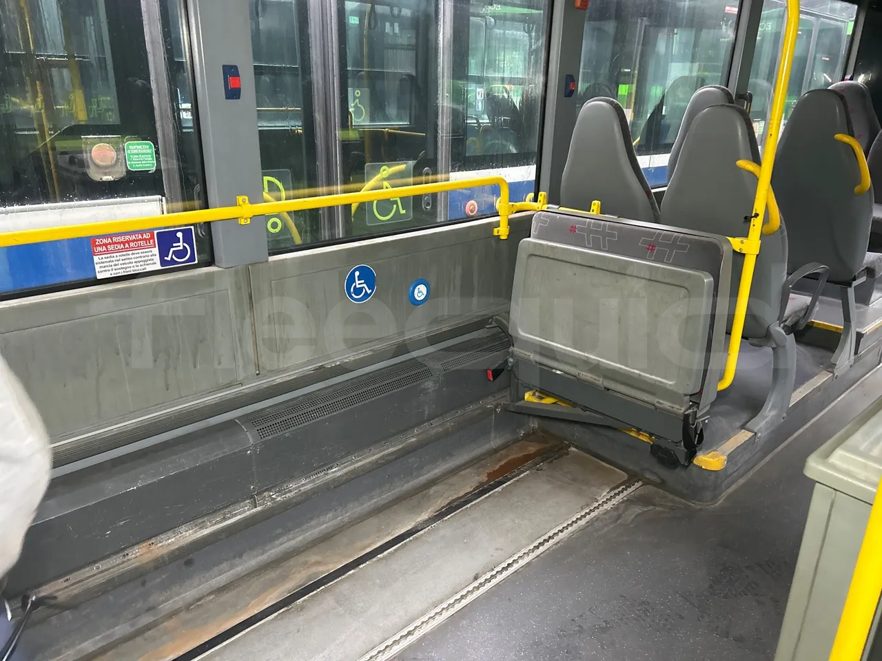 Mercedes-Benz Citaro O 530 LE - Euro5 - 220kW - 13.057mt - disabled area photo