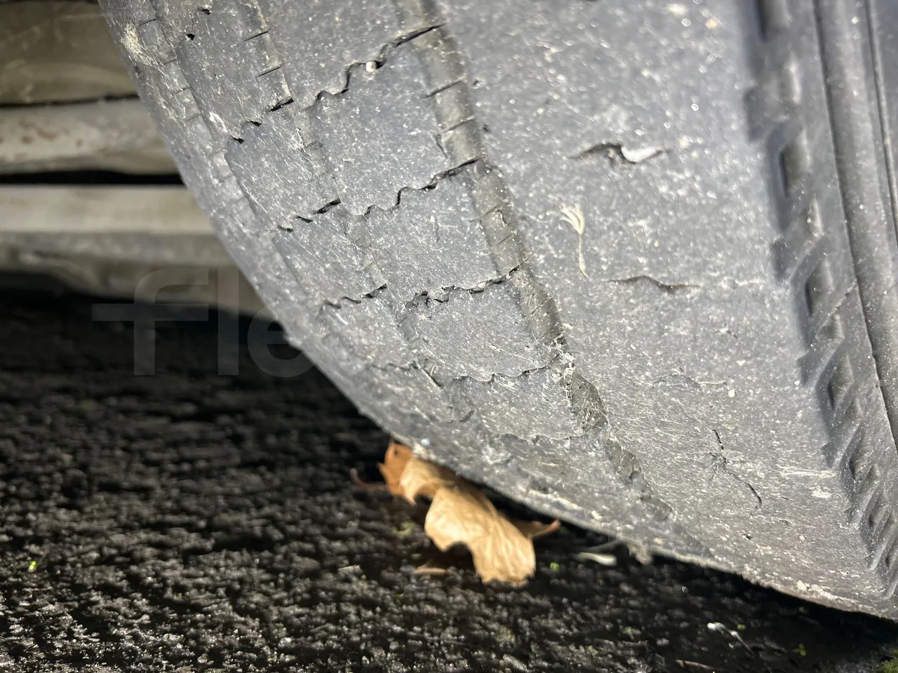 Mercedes-Benz Citaro O 530 LE - Euro5 - 220kW - 13.057mt - tread condition front tires right