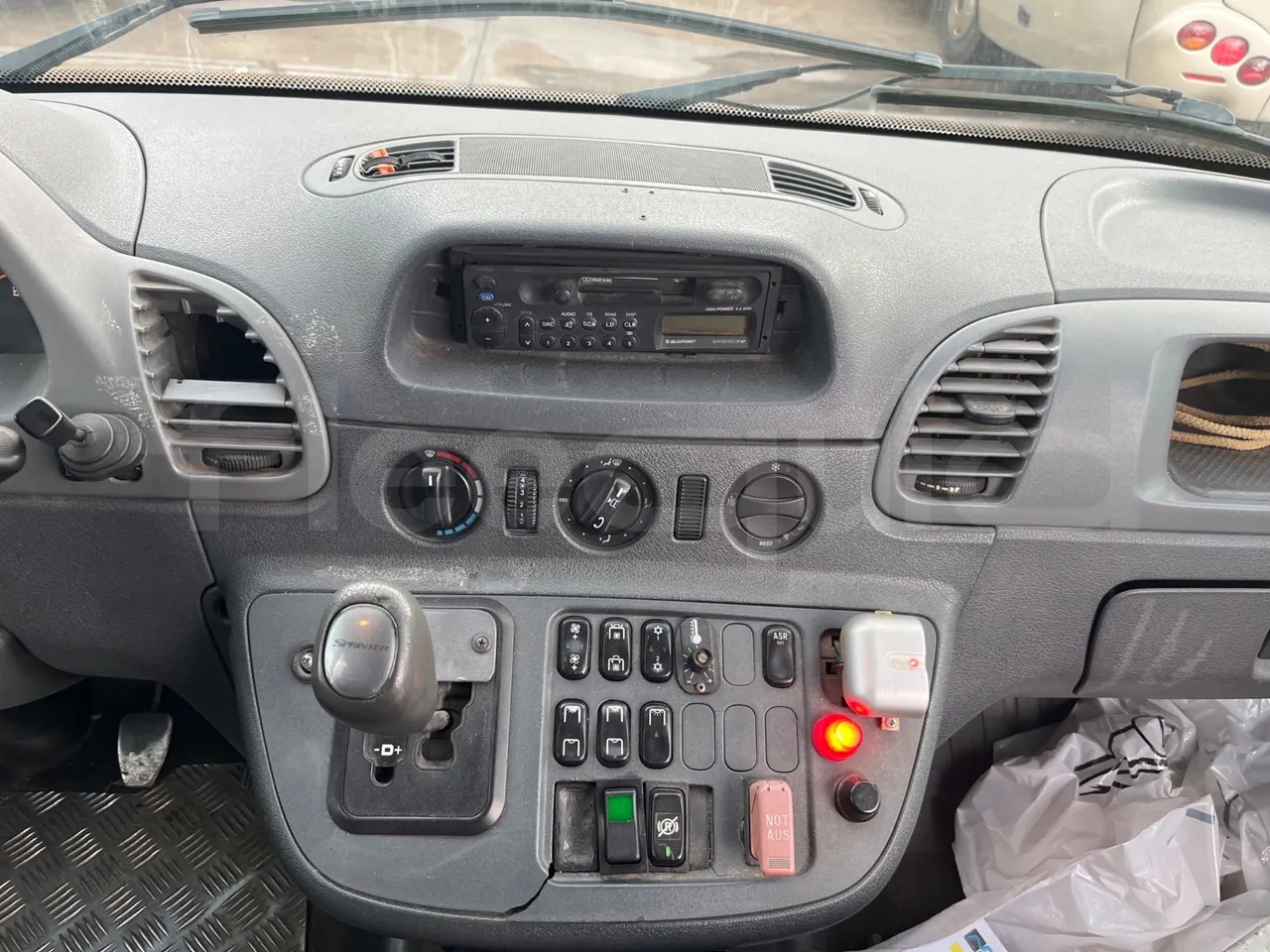 Mercedes-Benz Sprinter 905.6 - Euro3 -115 kW - 6.945 mt - radio accessories photo
