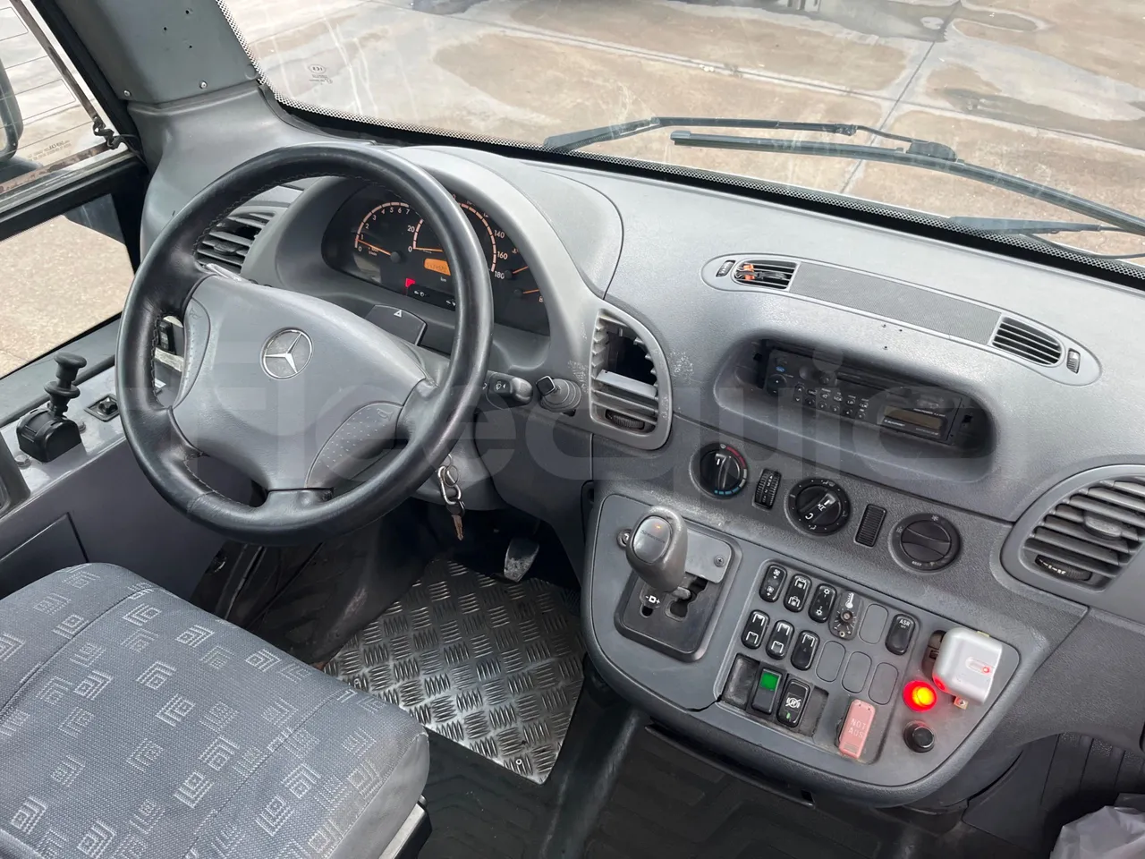 Mercedes-Benz Sprinter 905.6 - Euro3 -115 kW - 6.945 mt - buttons panels on
