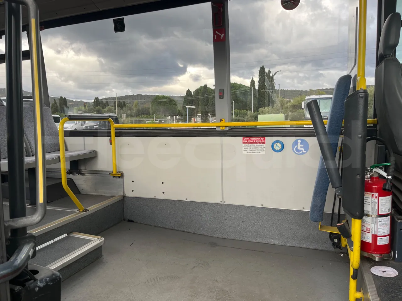 Mercedes-Benz Sprinter 905.6 - Euro3 -115 kW - 6.945 mt - disabled area photo