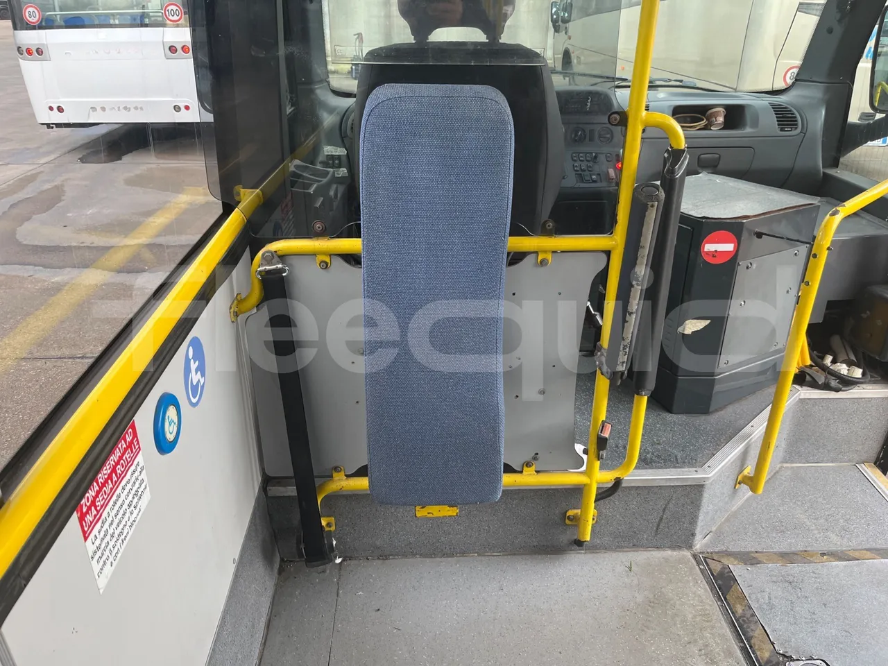 Mercedes-Benz Sprinter 905.6 - Euro3 -115 kW - 6.945 mt - forward view middle aisle