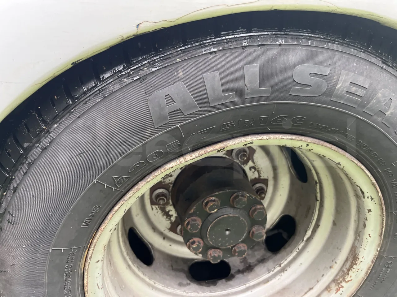 Mercedes-Benz Sprinter 905.6 - Euro3 -115 kW - 6.945 mt - tread condition front tires right