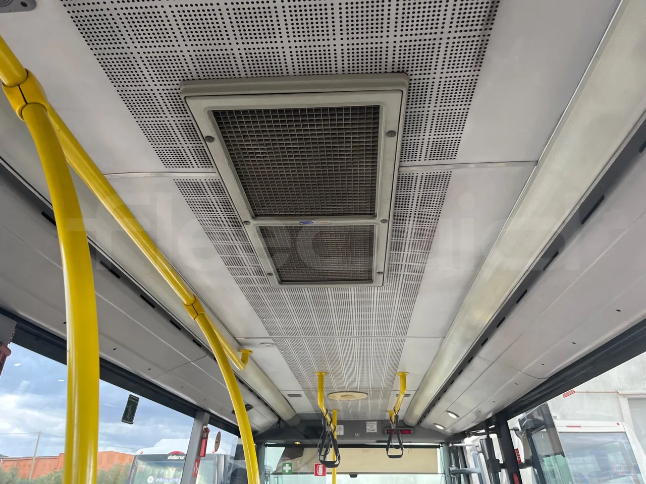 Mercedes-Benz Sprinter 905.6 - Euro3 -115 kW - 6.945 mt - overhead compartments photo