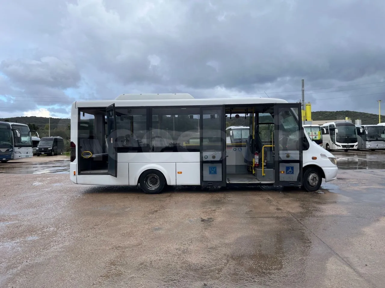 Mercedes-Benz Sprinter 905.6 - Euro3 -115 kW - 6.945 mt - right side doors open