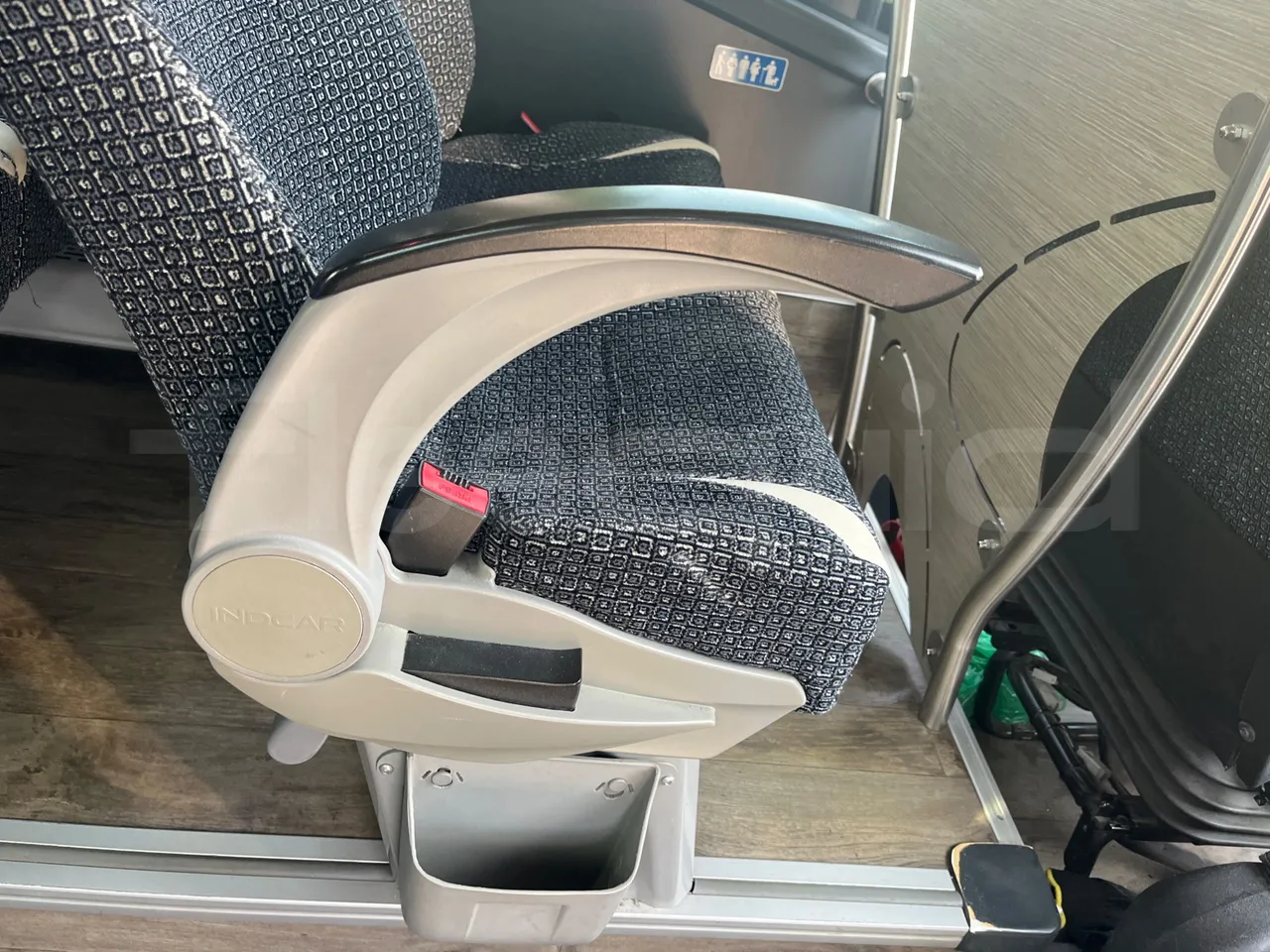 Indcar Wing WGIVMY11/ Euro 6 - 132 Kw - 7.995 Mt - armrest detail photo