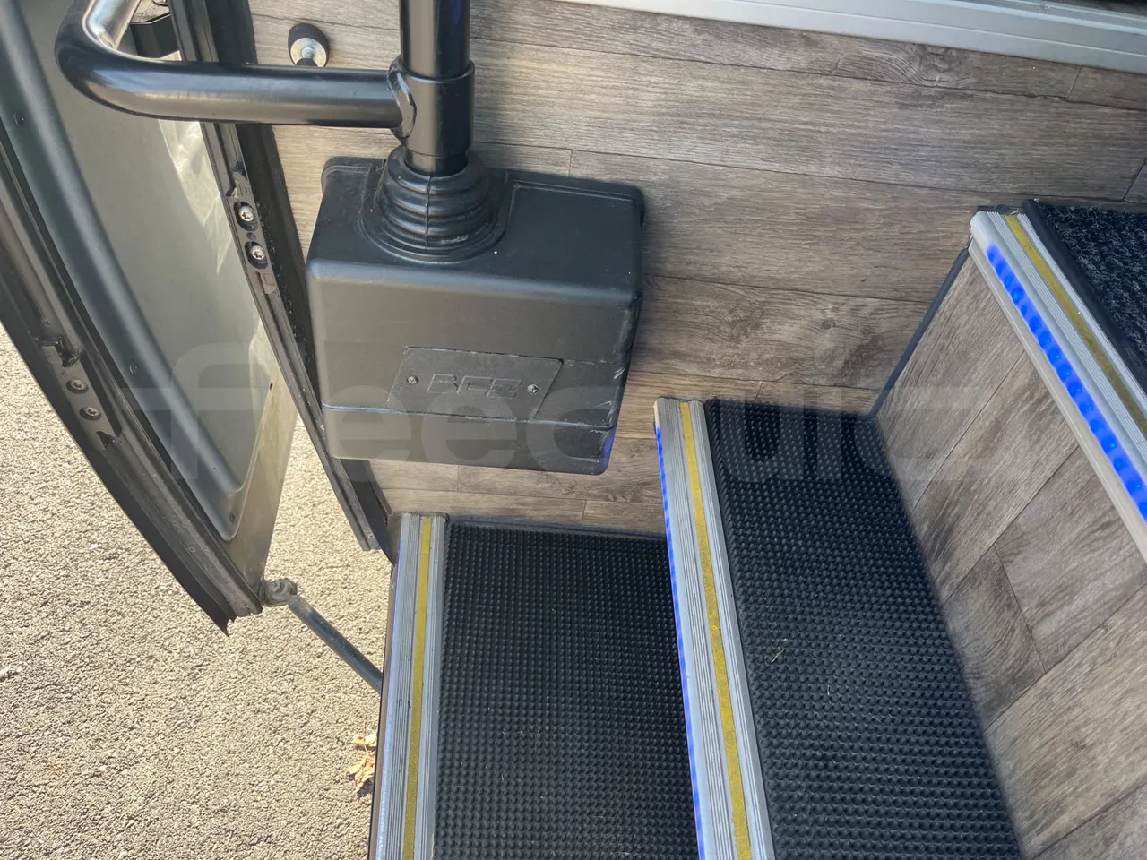 Indcar Wing WGIVMY11/ Euro 6 - 132 Kw - 7.995 Mt - door mechanism photo