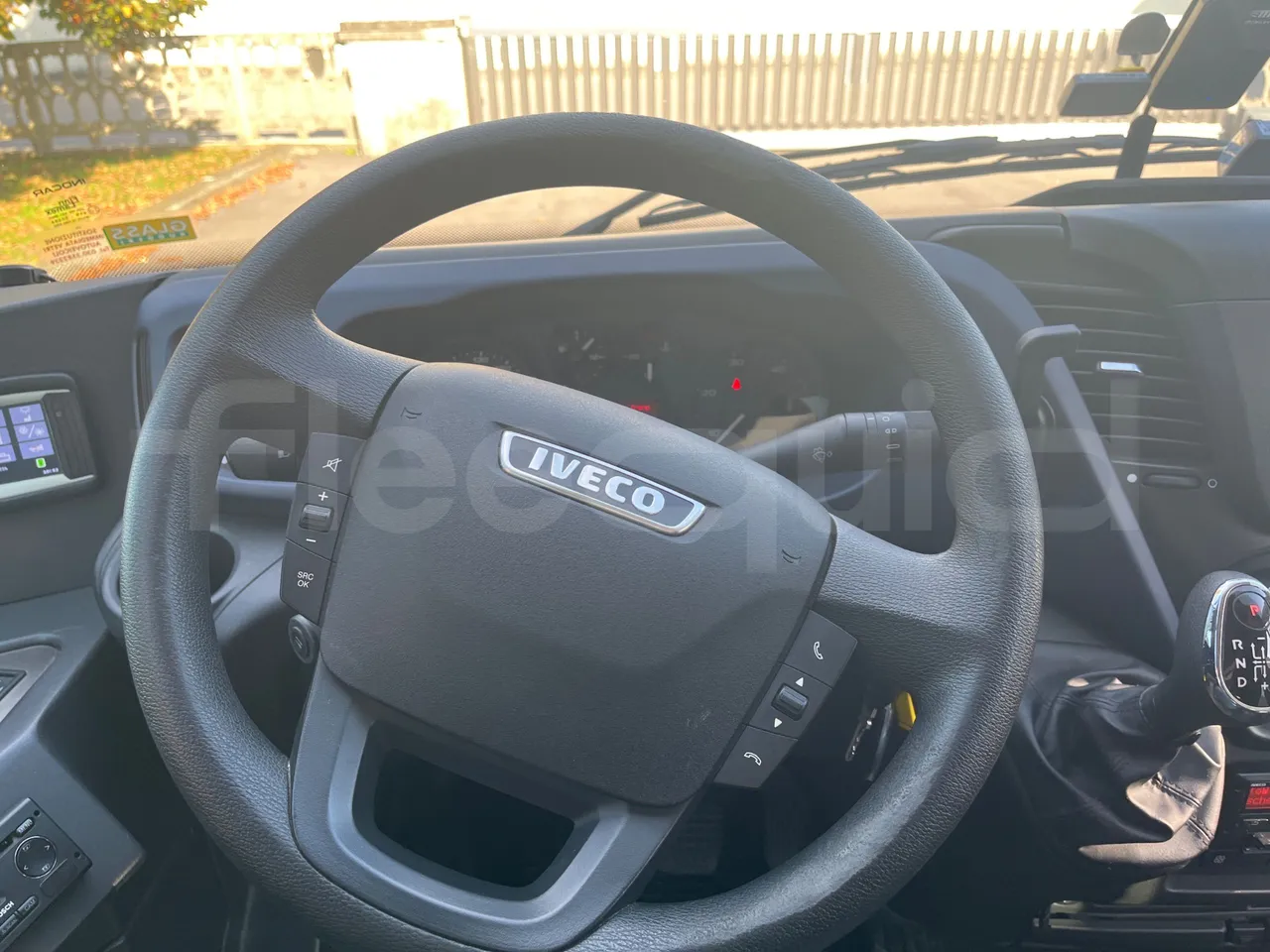 Indcar Wing WGIVMY11/ Euro 6 - 132 Kw - 7.995 Mt - steering wheel photo