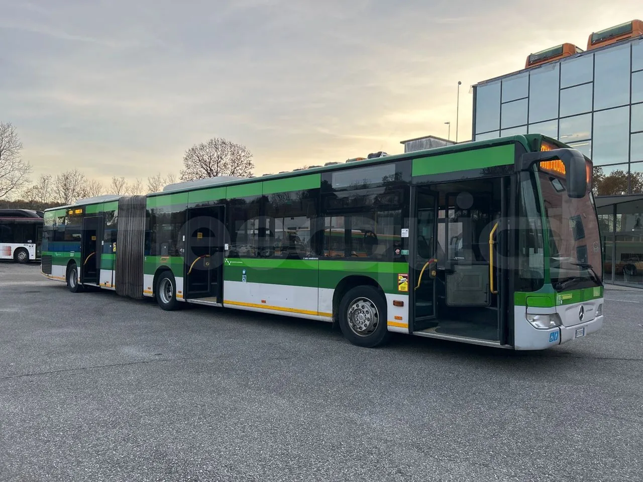 Mercedes-Benz O 530 G- 3P - Euro5 - 260kW - 17.940mt - 3/4 right front doors open