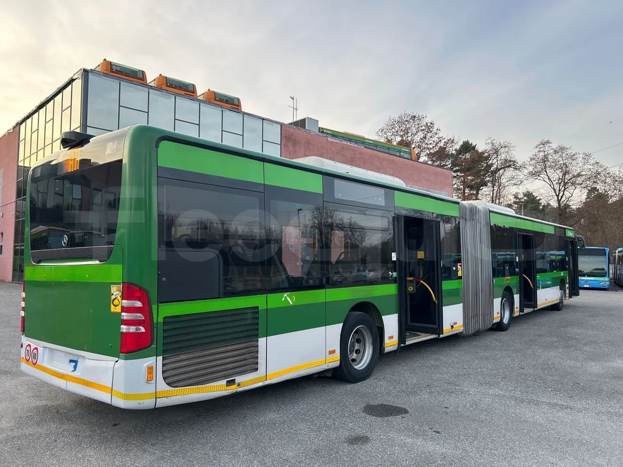 Mercedes-Benz O 530 G- 3P - Euro5 - 260kW - 17.940mt - 3/4 right rear doors open