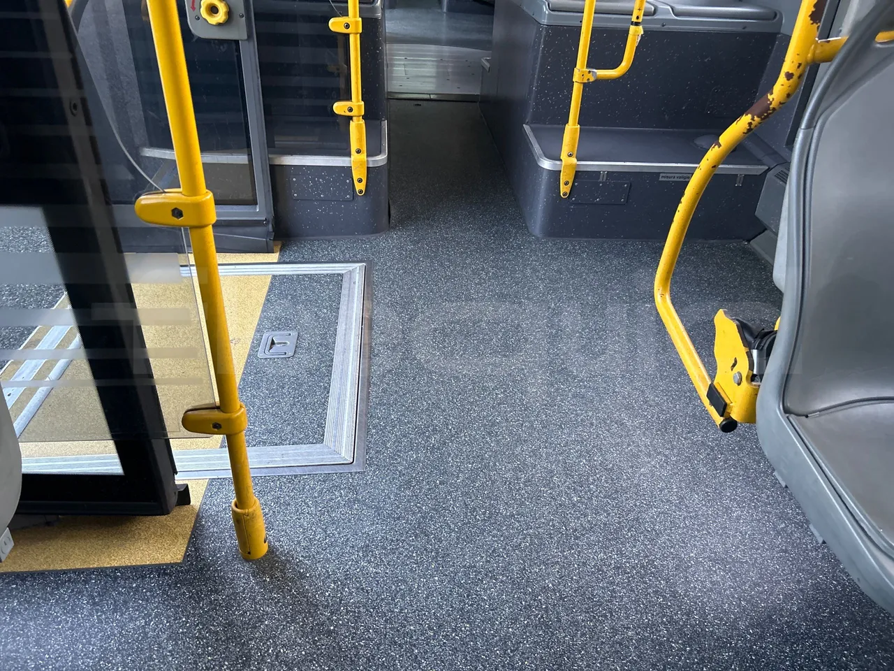 Mercedes-Benz O 530 G- 3P - Euro5 - 260kW - 17.940mt - handrails photo