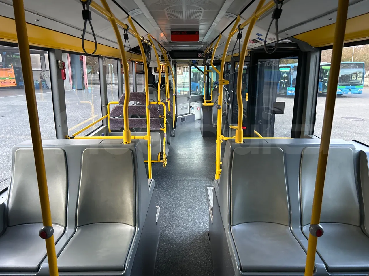 Mercedes-Benz O 530 G- 3P - Euro5 - 260kW - 17.940mt - forward view middle aisle