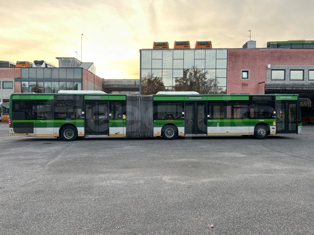 Mercedes-Benz O 530 G- 3P - Euro5 - 260kW - 17.940mt - right side doors closed