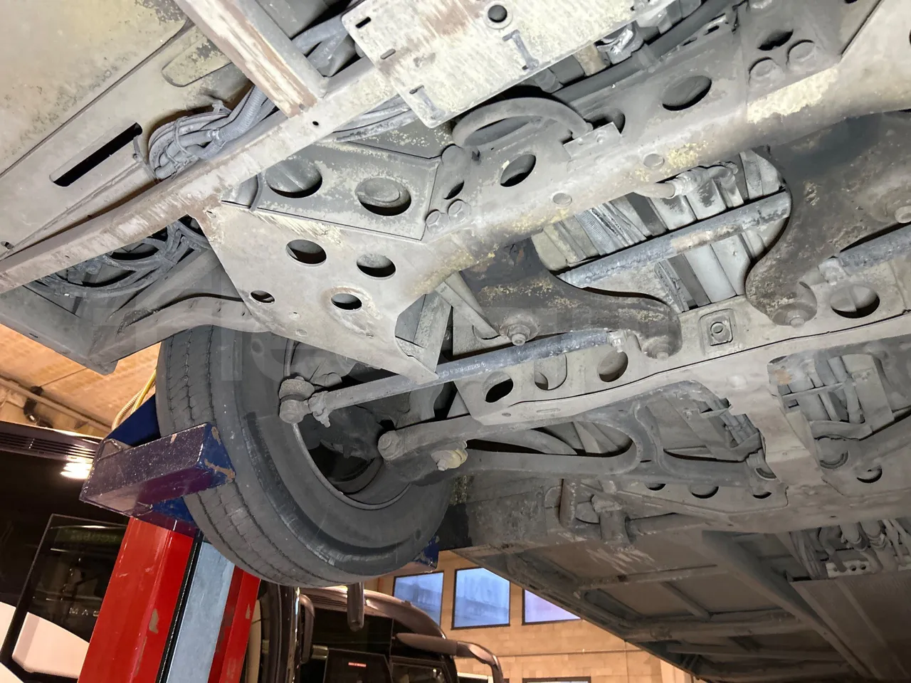 Mercedes-Benz O 530 G- 3P - Euro5 - 260kW - 17.940mt - front axle right side