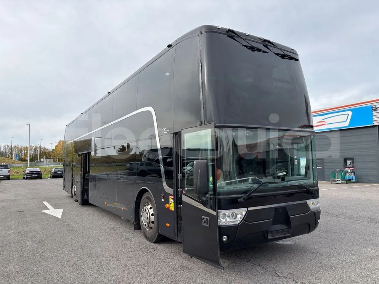 Van Hool Astromega TDX27 - EUR6 - 375kW - 14.105m - 3/4 right front doors open