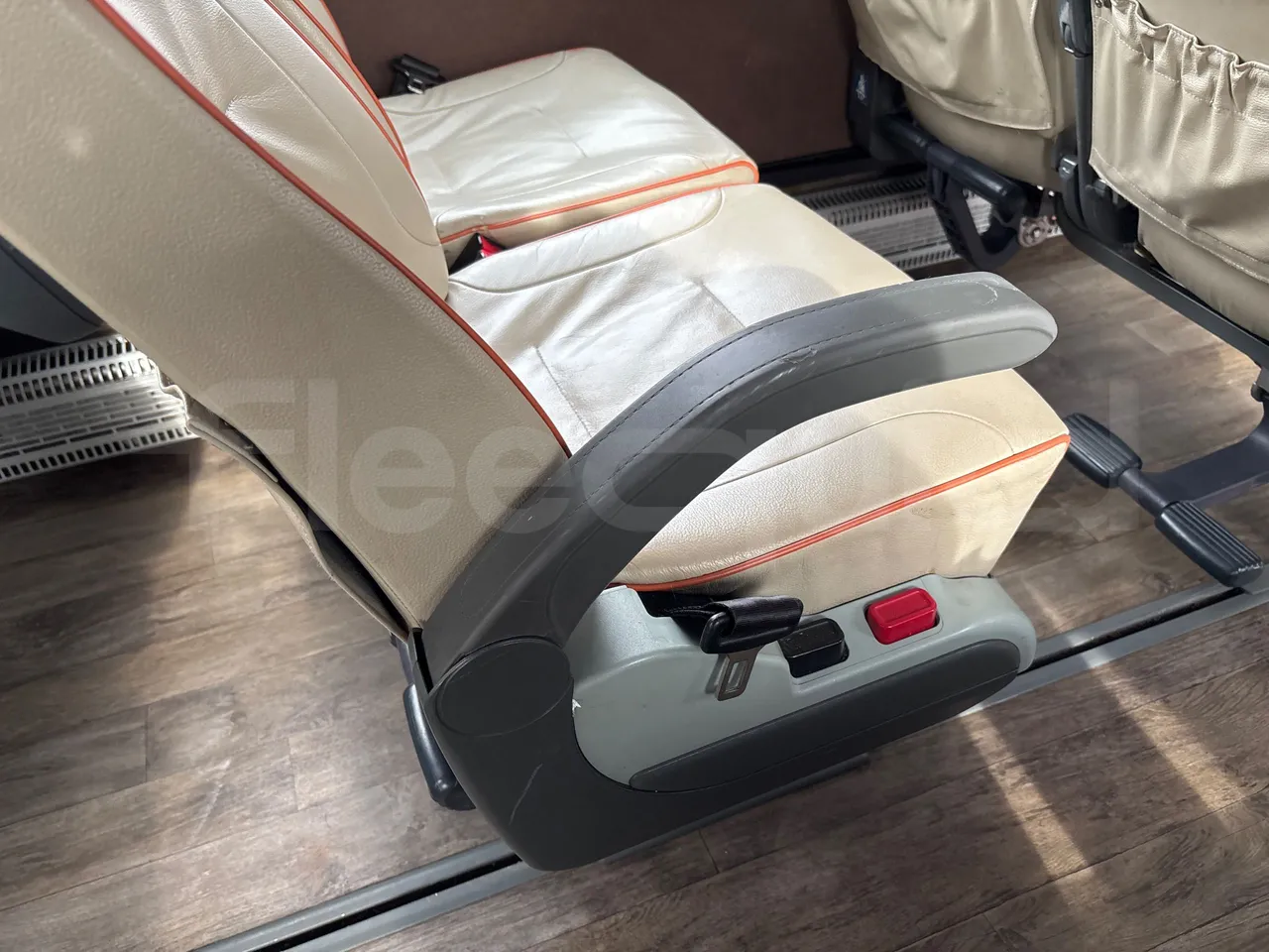 Van Hool Astromega TDX27 - EUR6 - 375kW - 14.105m - armrest detail photo