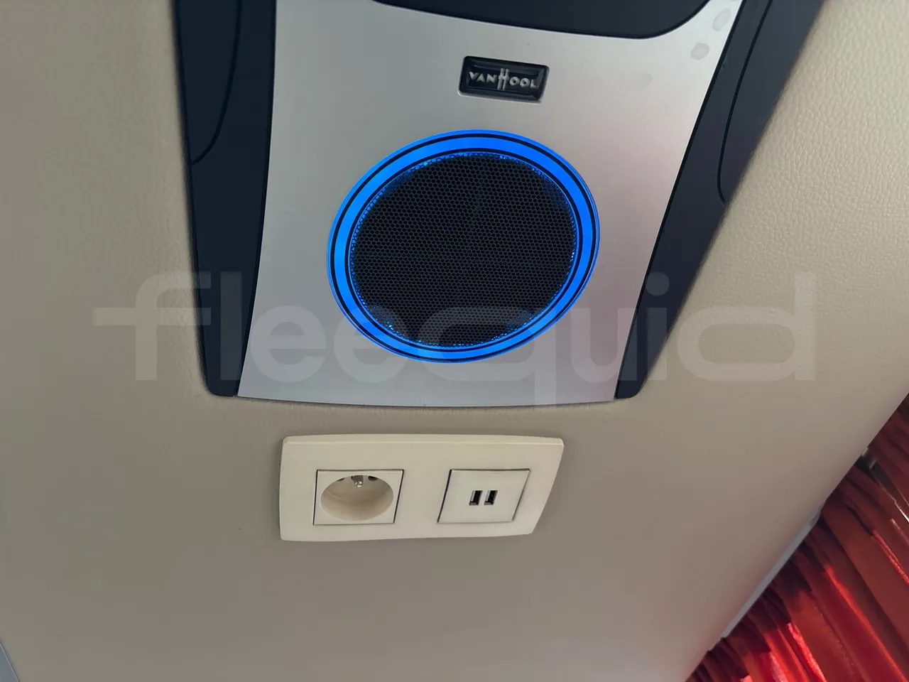 Van Hool Astromega TDX27 - EUR6 - 375kW - 14.105m - usb charging detail