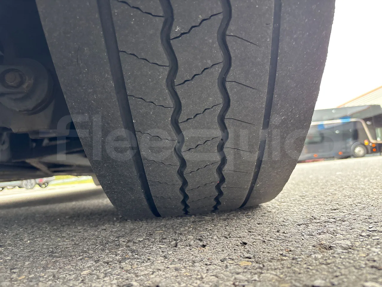 Van Hool Astromega TDX27 - EUR6 - 375kW - 14.105m - tread condition front tires left