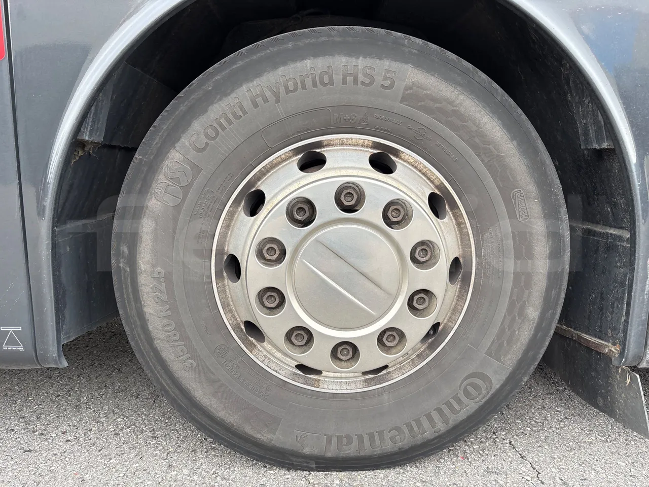 Van Hool Astromega TDX27 - EUR6 - 375kW - 14.105m - front left tire measurements