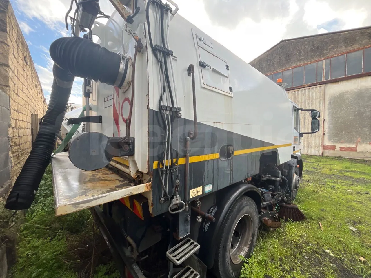 Iveco Faun Viatek 160/150 E4 SK600 - Euro5- 160kW - 6.917mt - 3/4 right rear doors closed