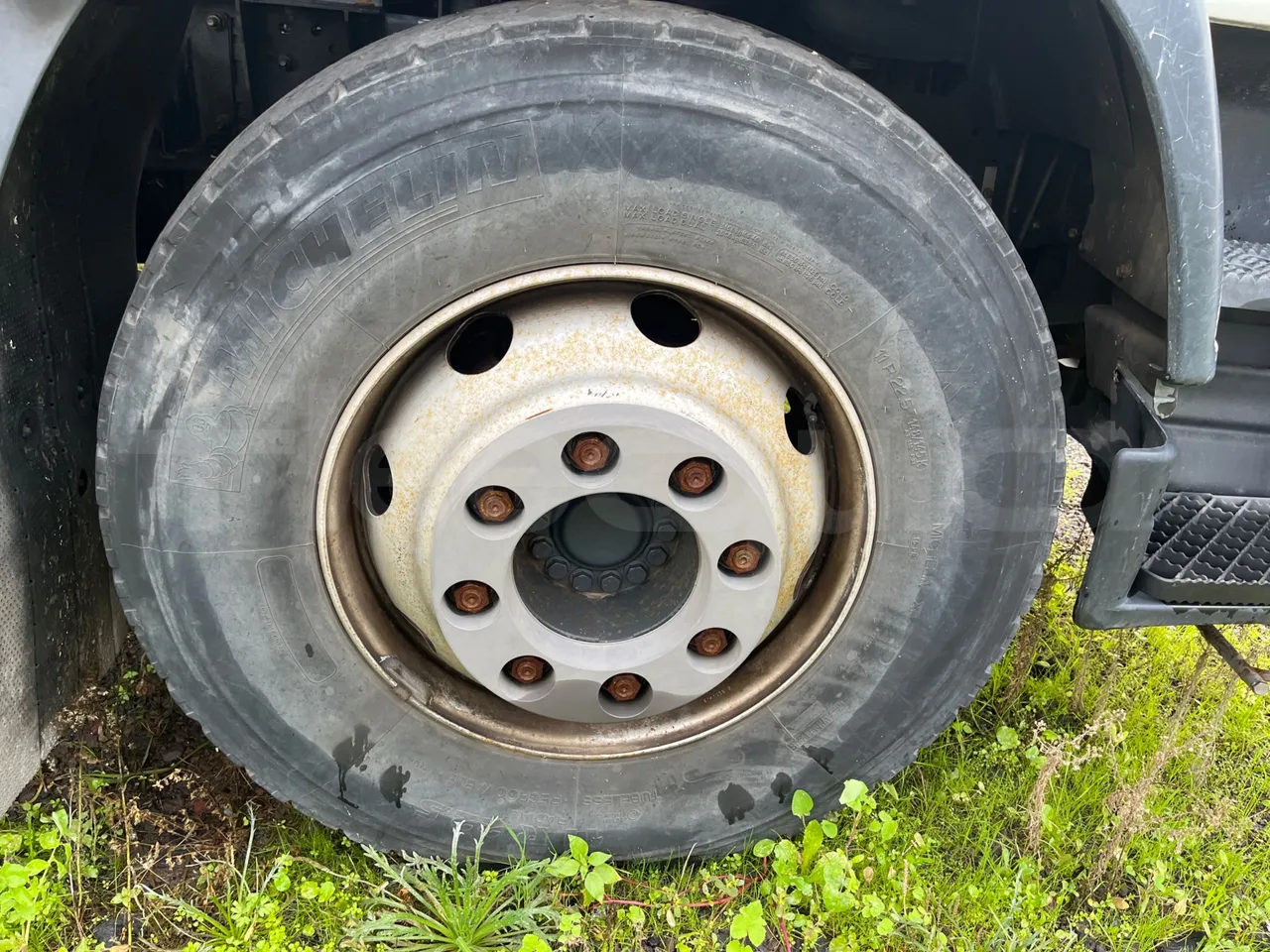 Iveco Faun Viatek 160/150 E4 SK600 - Euro5- 160kW - 6.917mt - front left tire measurements