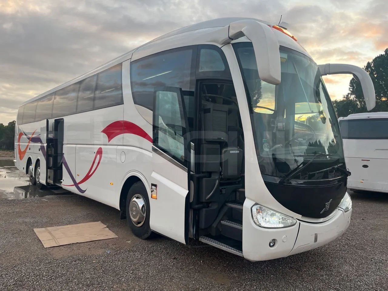 Volvo B13R 9700HD - Euro5 - 345kW - 14.980mt - 3/4 right front doors open