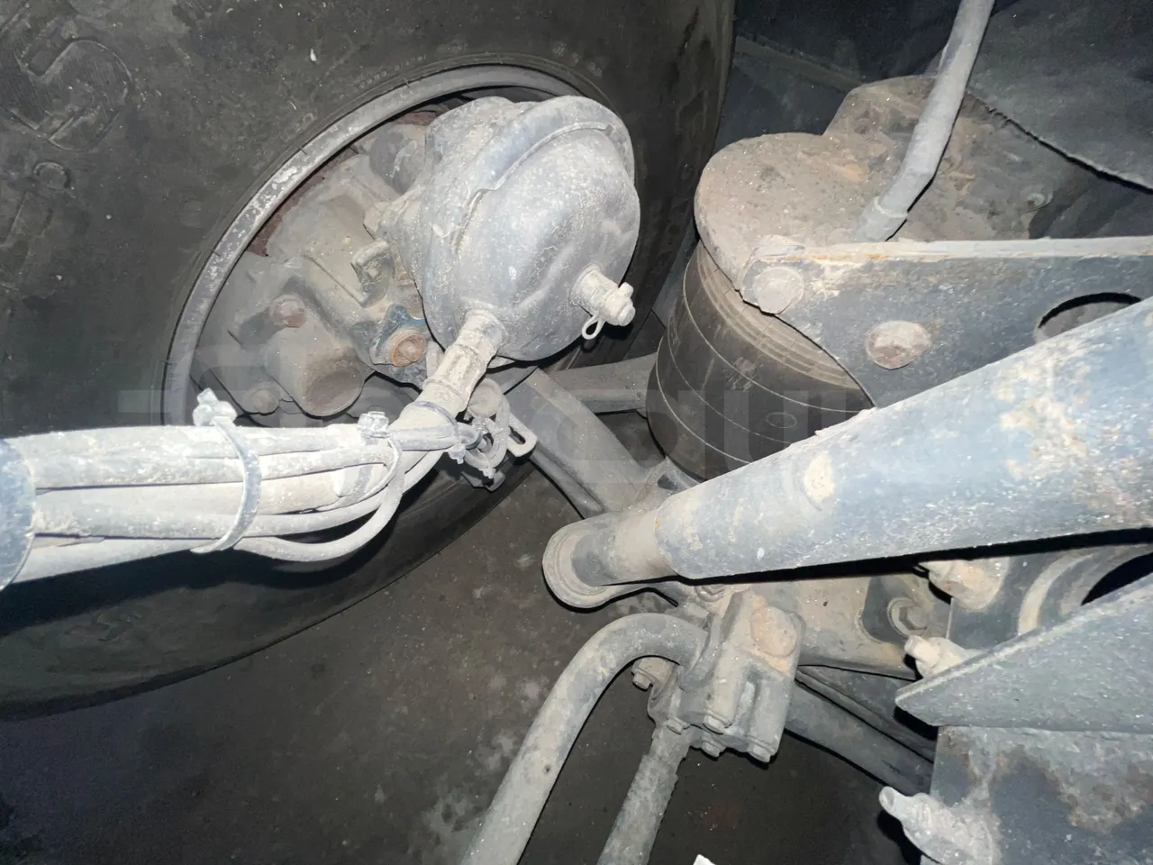 Volvo B13R 9700HD - Euro5 - 345kW - 14.980mt - axel 3 caliper brakes right