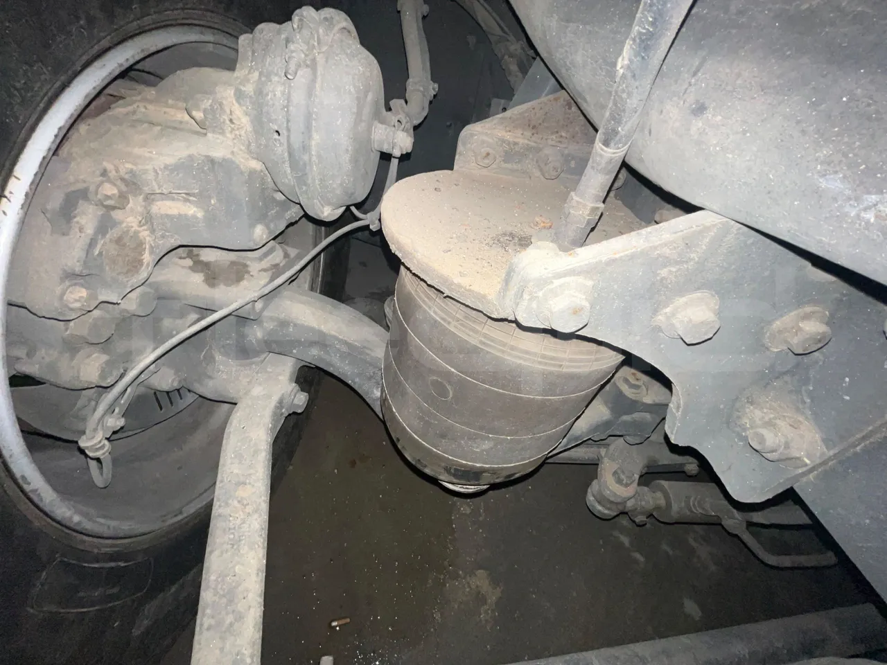 Volvo B13R 9700HD - Euro5 - 345kW - 14.980mt - axel 3 discs left