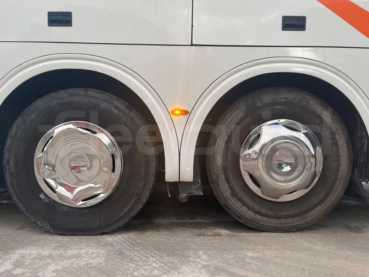 Volvo B13R 9700HD - Euro5 - 345kW - 14.980mt - tread condition front tires left