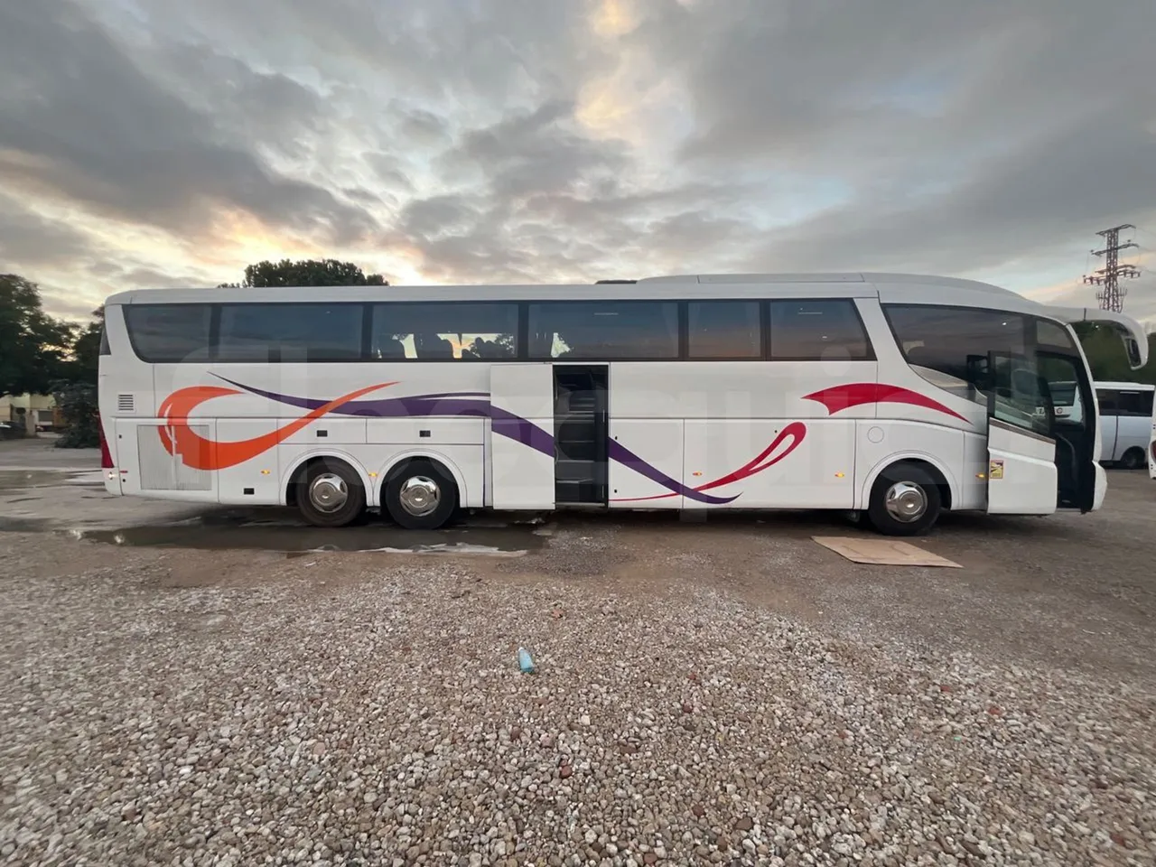 Volvo B13R 9700HD - Euro5 - 345kW - 14.980mt - right side doors open