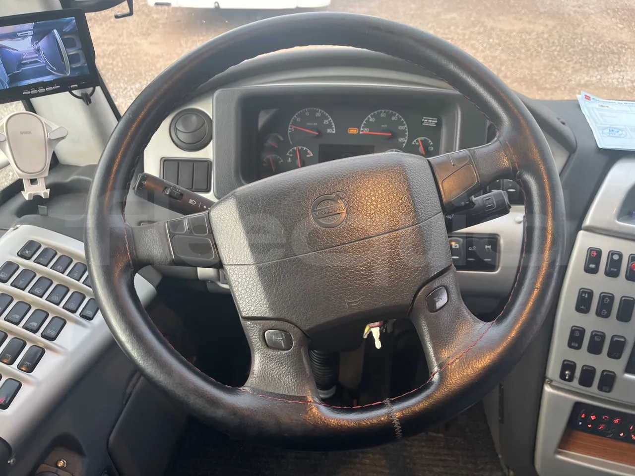 Volvo B13R 9700HD - Euro5 - 345kW - 14.980mt - steering wheel photo