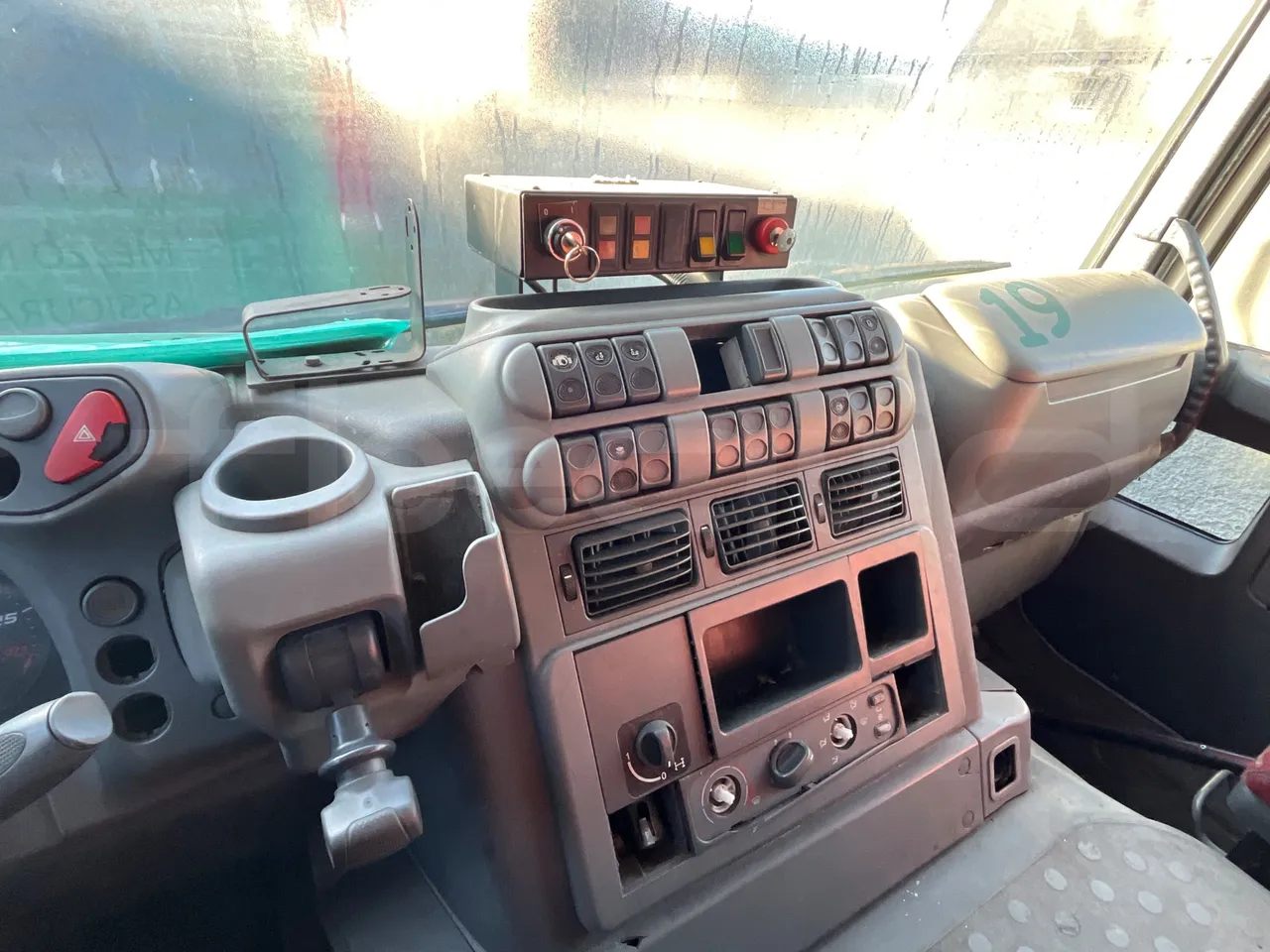 Iveco Magirus A260S/80 COMES - Euro3 - 218kW - 9.310mt - radio accessories photo