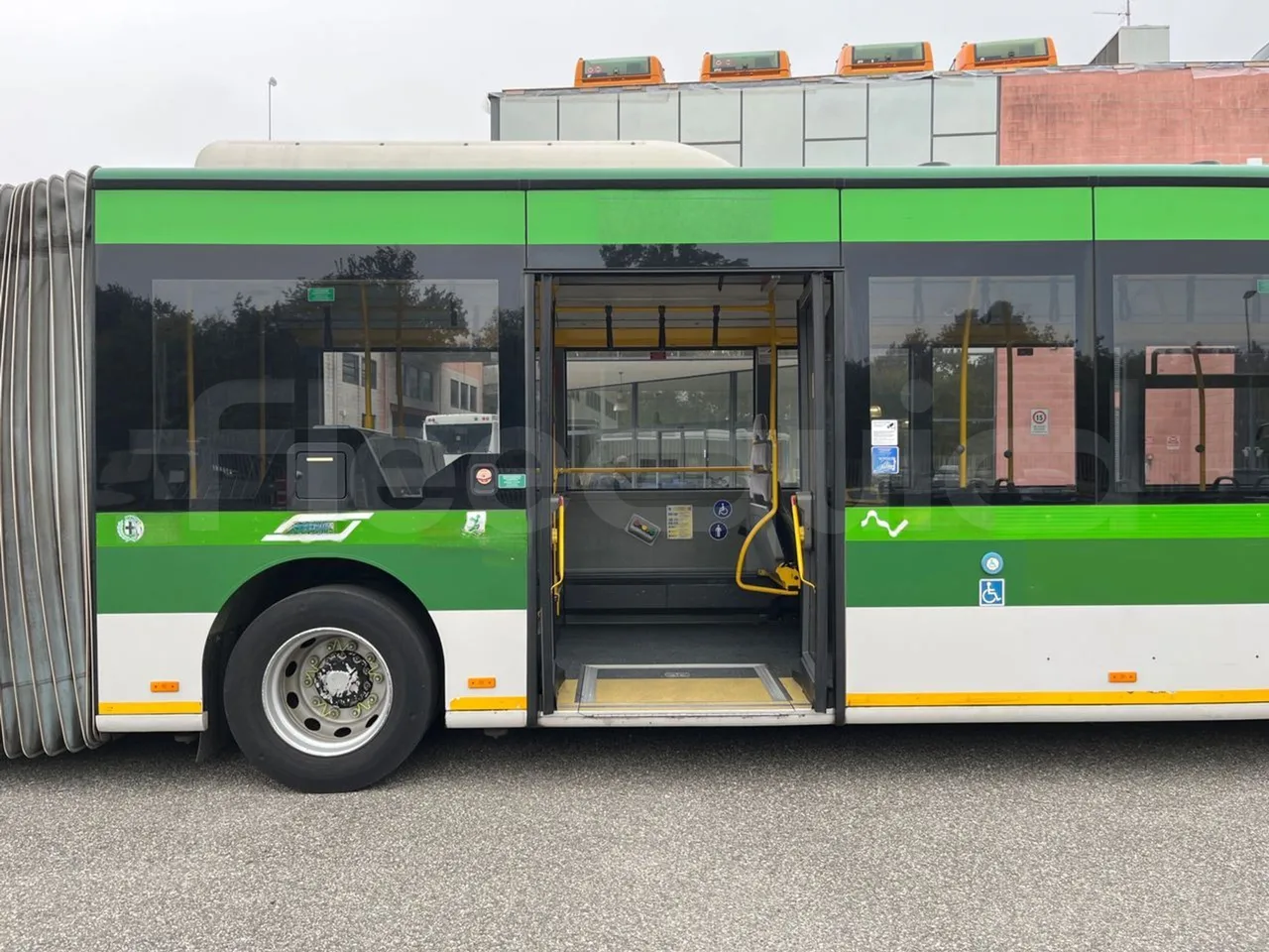 Mercedes-Benz O 530 G- 3P - Euro5 - 260kW - 17.940mt - front door 2 open