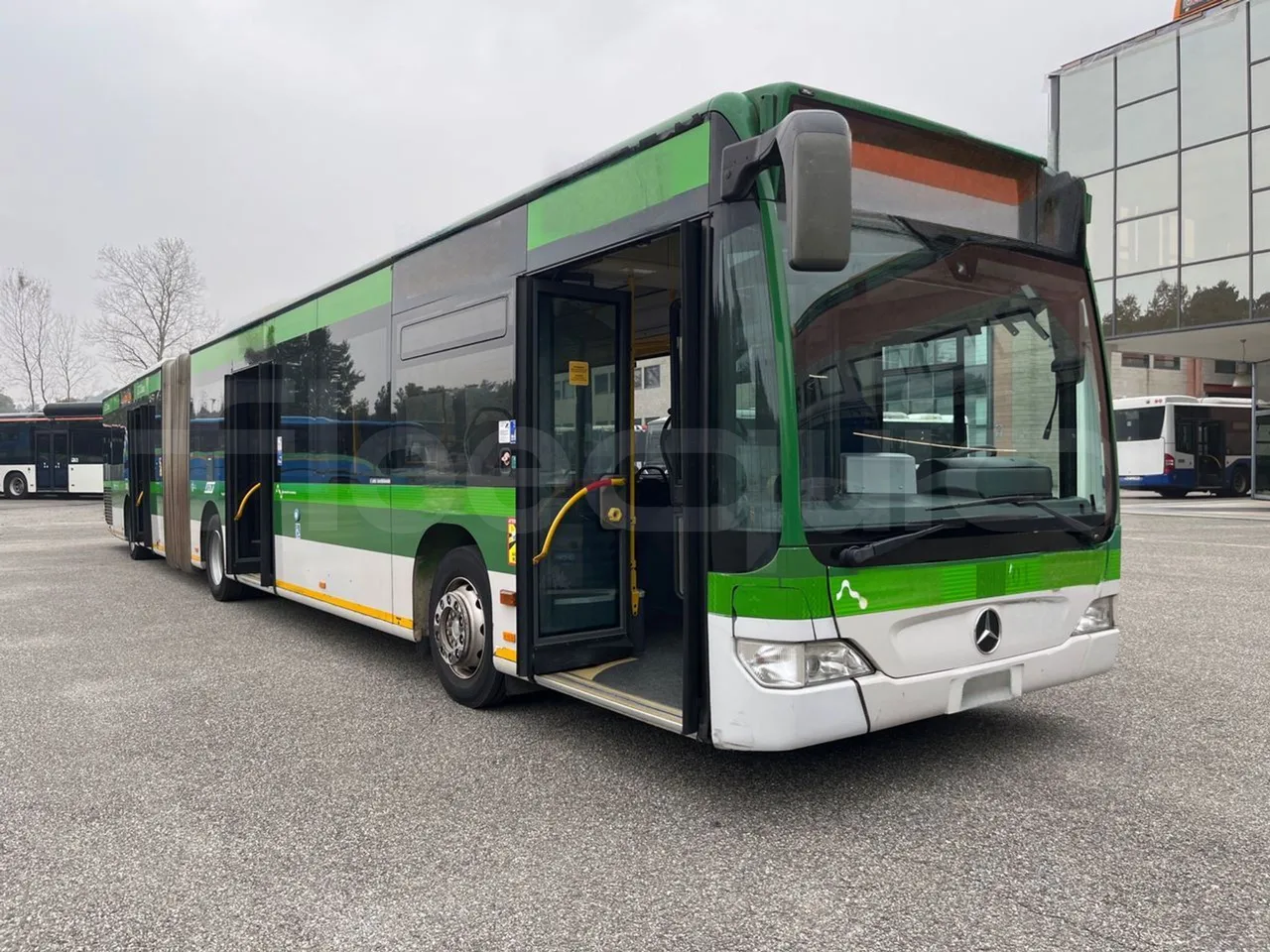 Mercedes-Benz O 530 G- 3P - Euro5 - 260kW - 17.940mt - 3/4 right front doors open