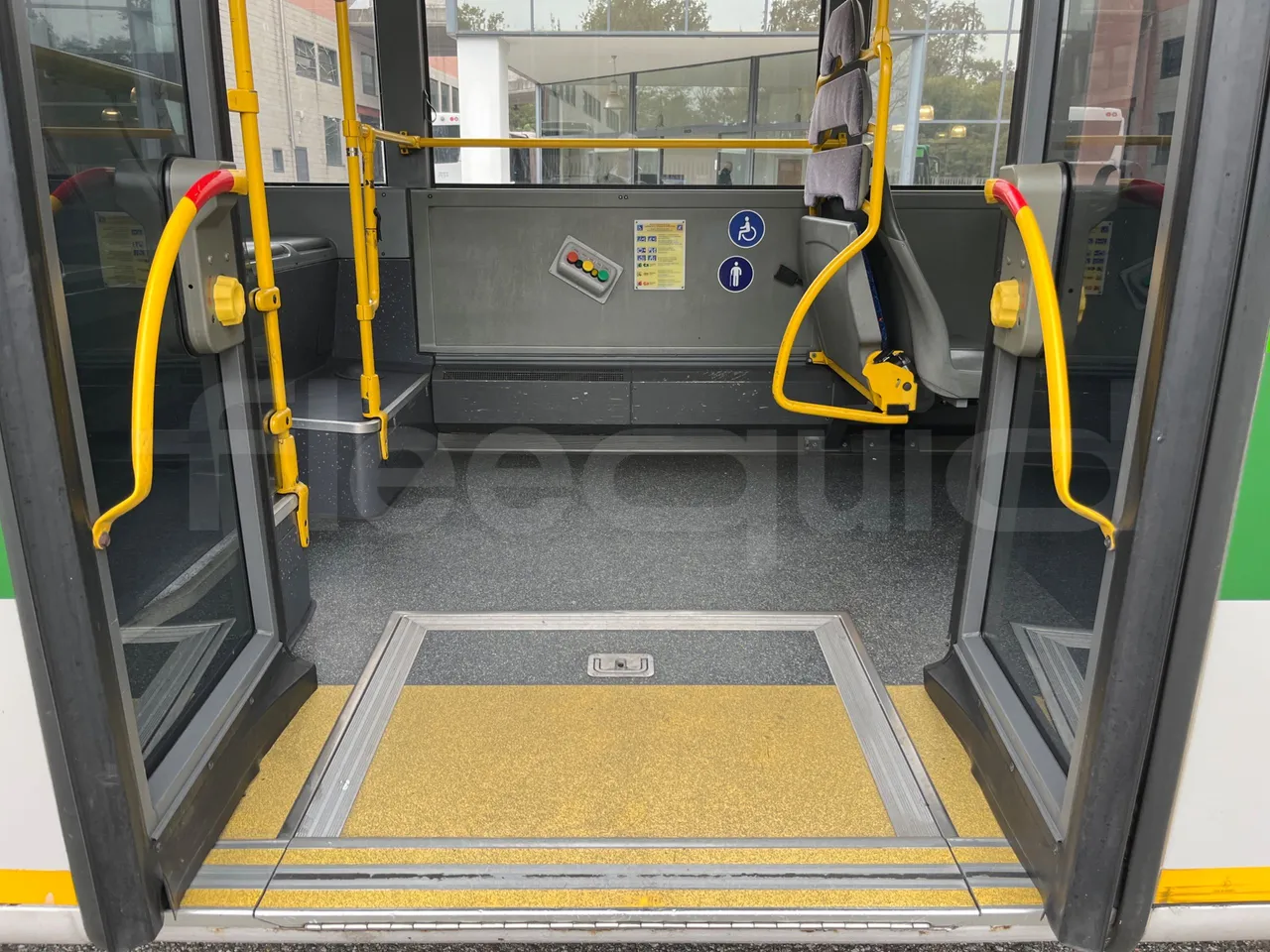 Mercedes-Benz O 530 G- 3P - Euro5 - 260kW - 17.940mt - disabled area photo