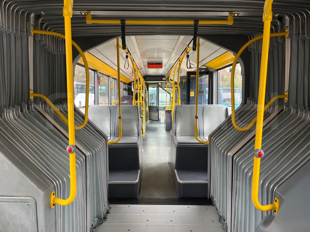 Mercedes-Benz O 530 G- 3P - Euro5 - 260kW - 17.940mt - forward view middle aisle