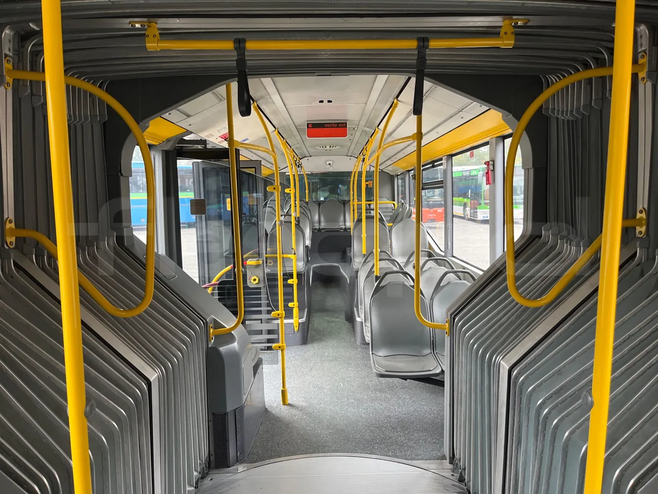 Mercedes-Benz O 530 G- 3P - Euro5 - 260kW - 17.940mt - reverse view middle aisle