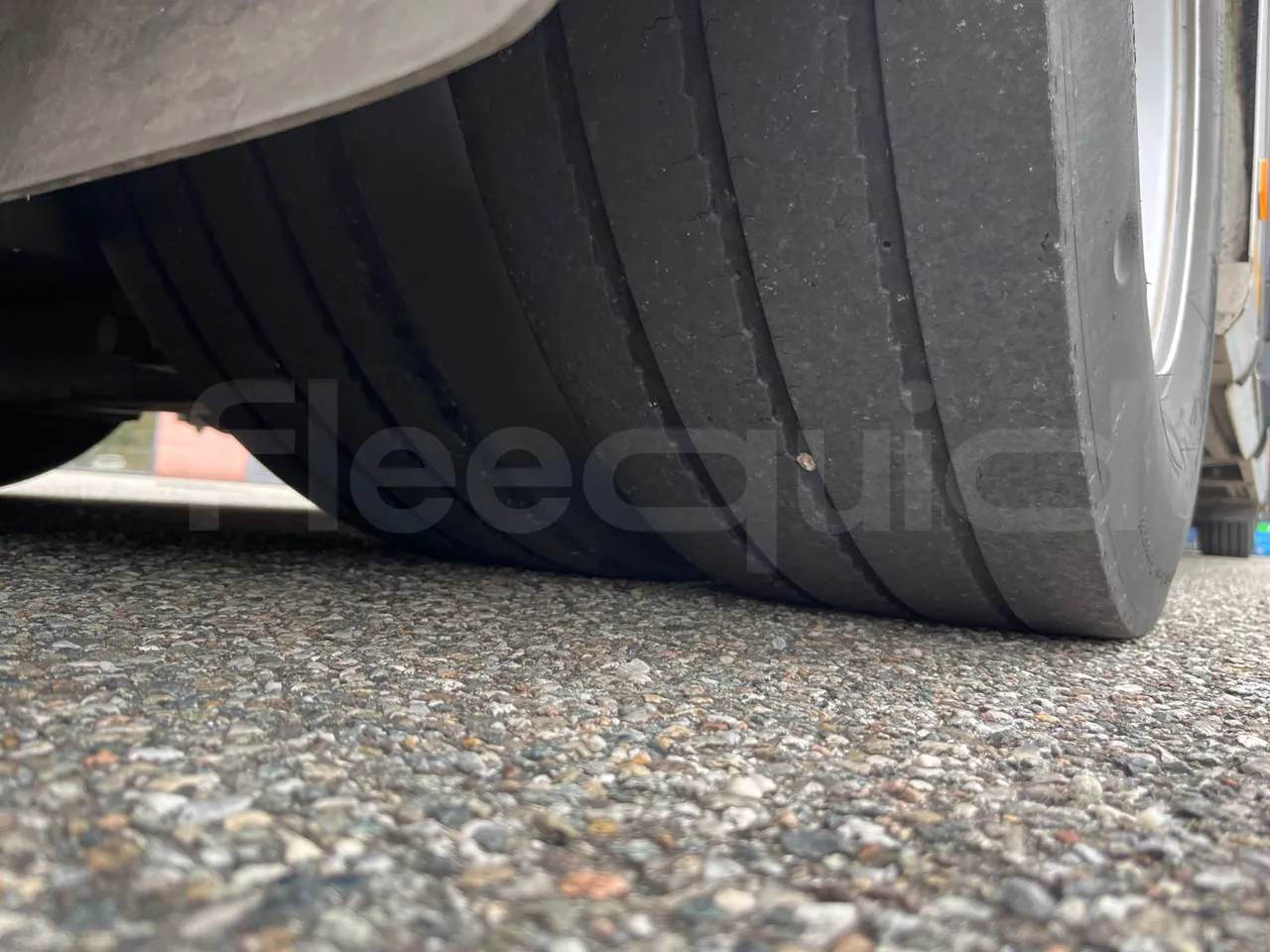 Mercedes-Benz O 530 G- 3P - Euro5 - 260kW - 17.940mt - tread condition third axle tires right