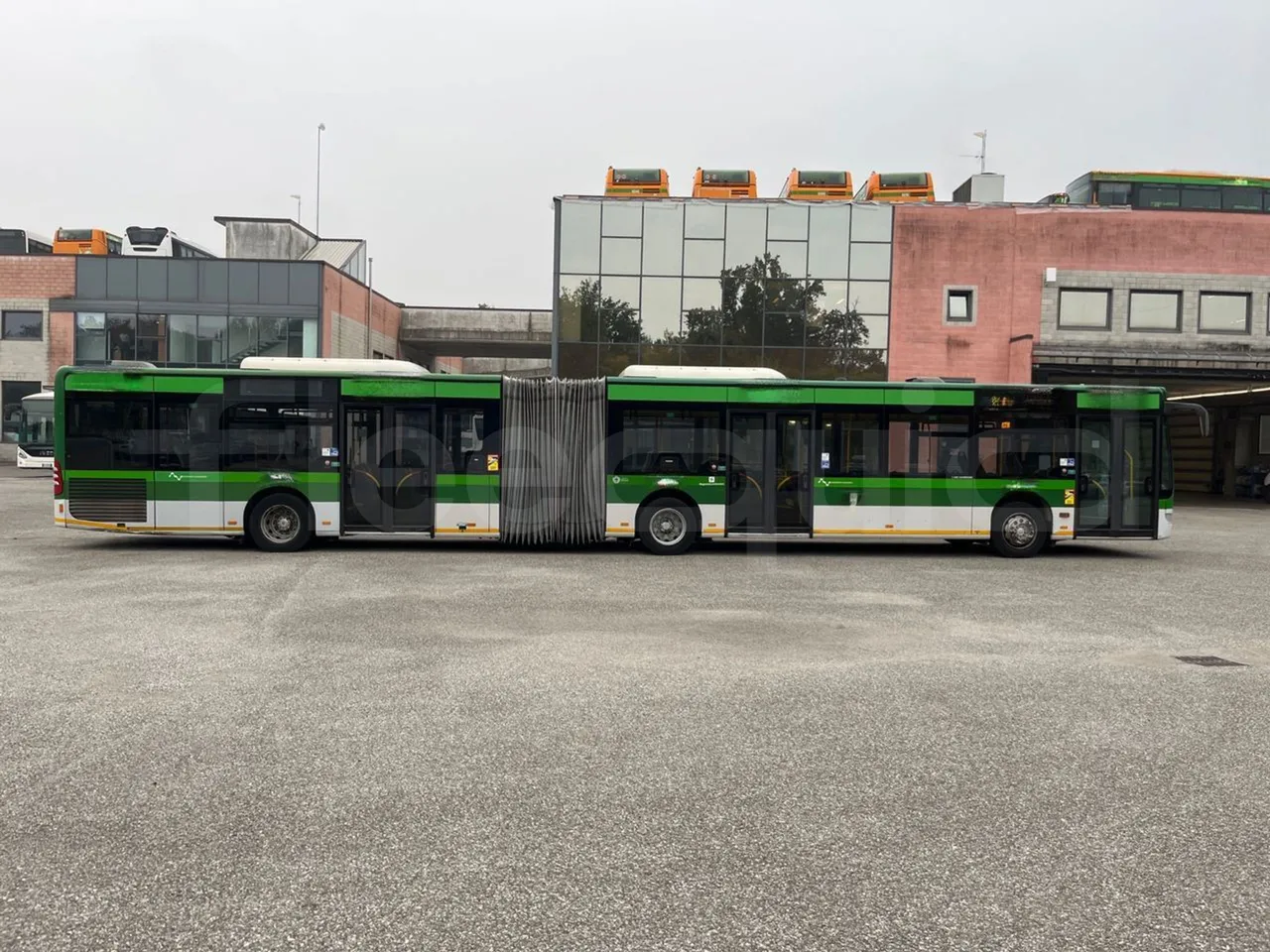 Mercedes-Benz O 530 G- 3P - Euro5 - 260kW - 17.940mt - right side doors closed