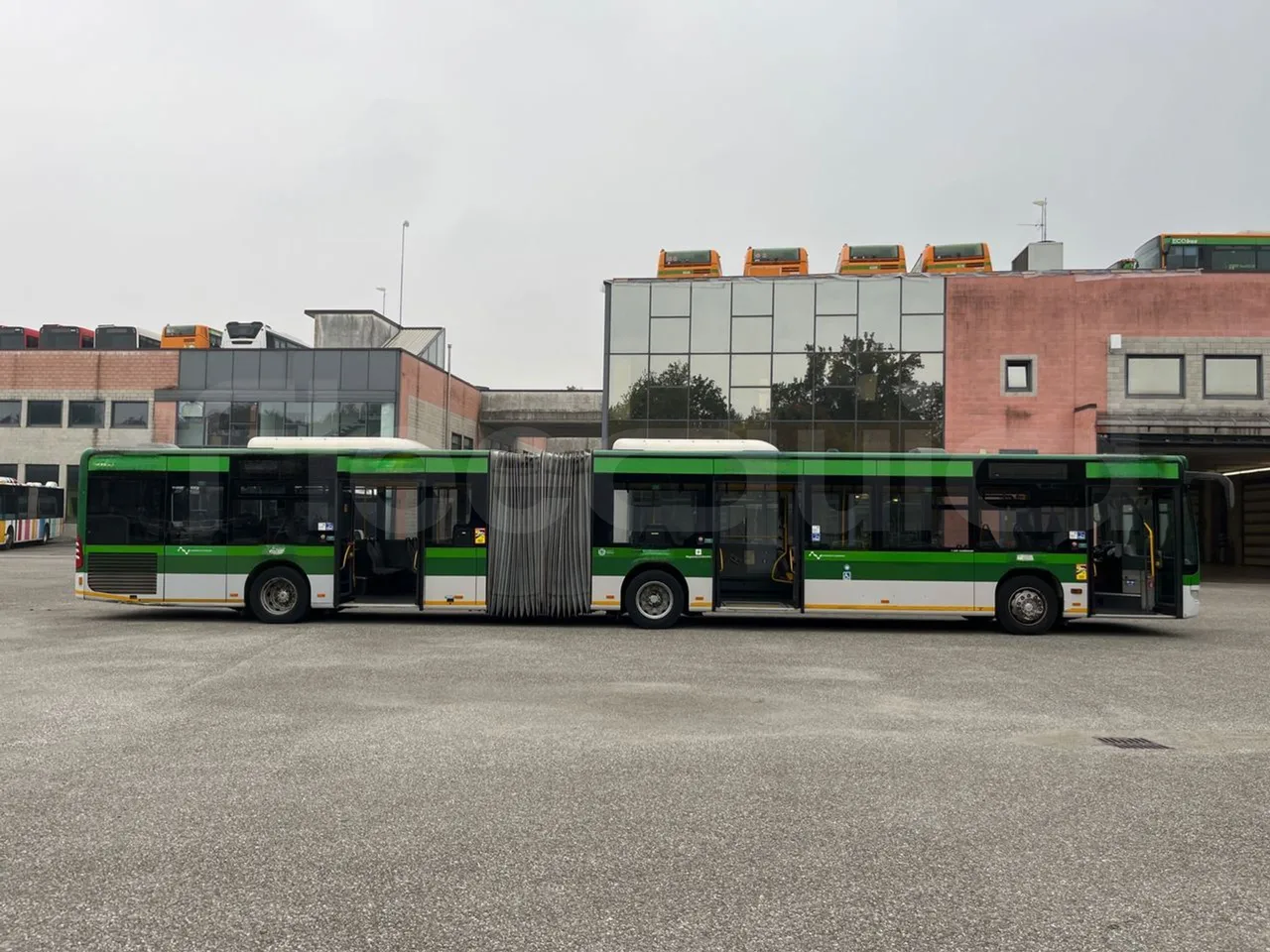 Mercedes-Benz O 530 G- 3P - Euro5 - 260kW - 17.940mt - right side doors open