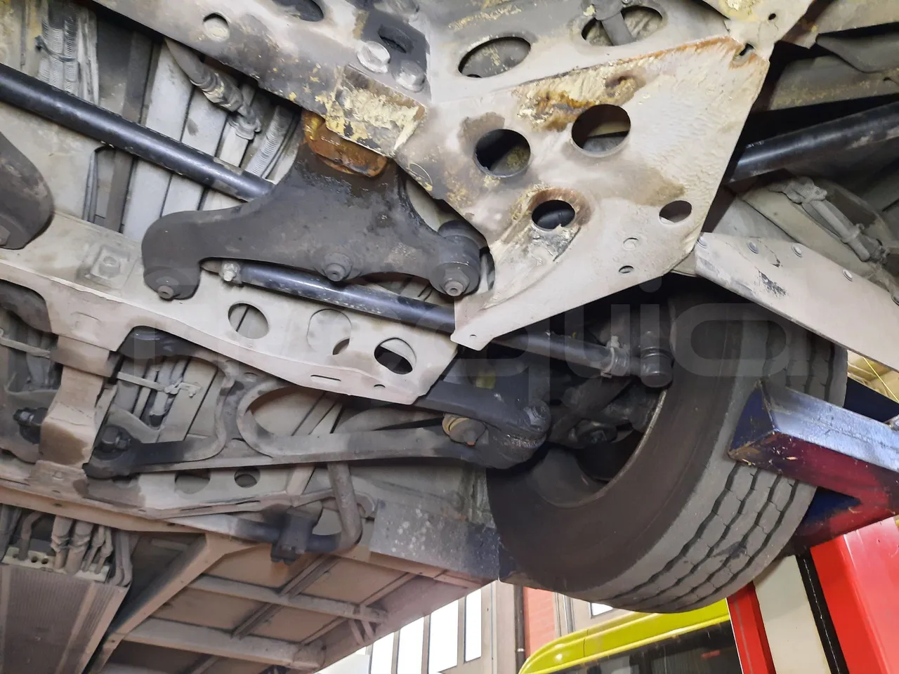 Mercedes-Benz O 530 G- 3P - Euro5 - 260kW - 17.940mt - front axle left side