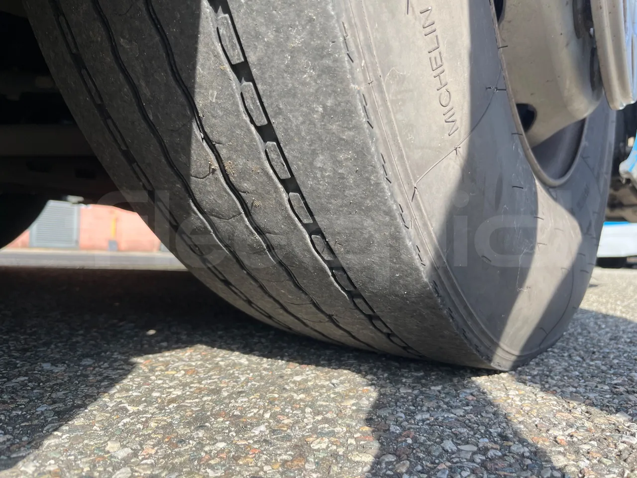 Mercedes-Benz Integro E5 4 - EUR5 - 220kW - 12.14m - tread condition front tires right