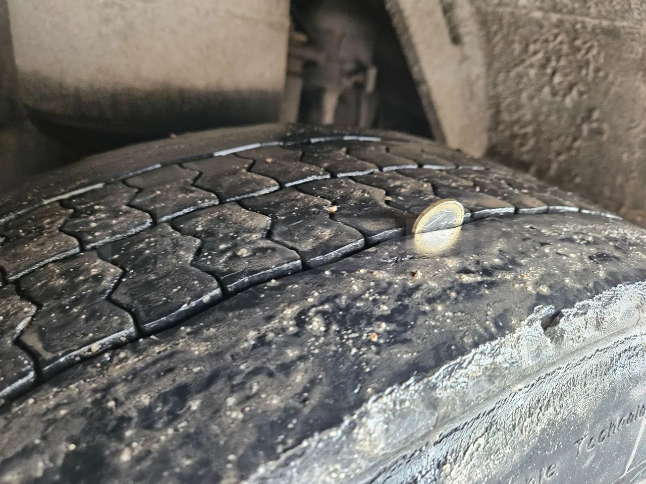 Solaris Urbino 18 - EUR4 - 231kW - 15m - tread condition third axle tires right